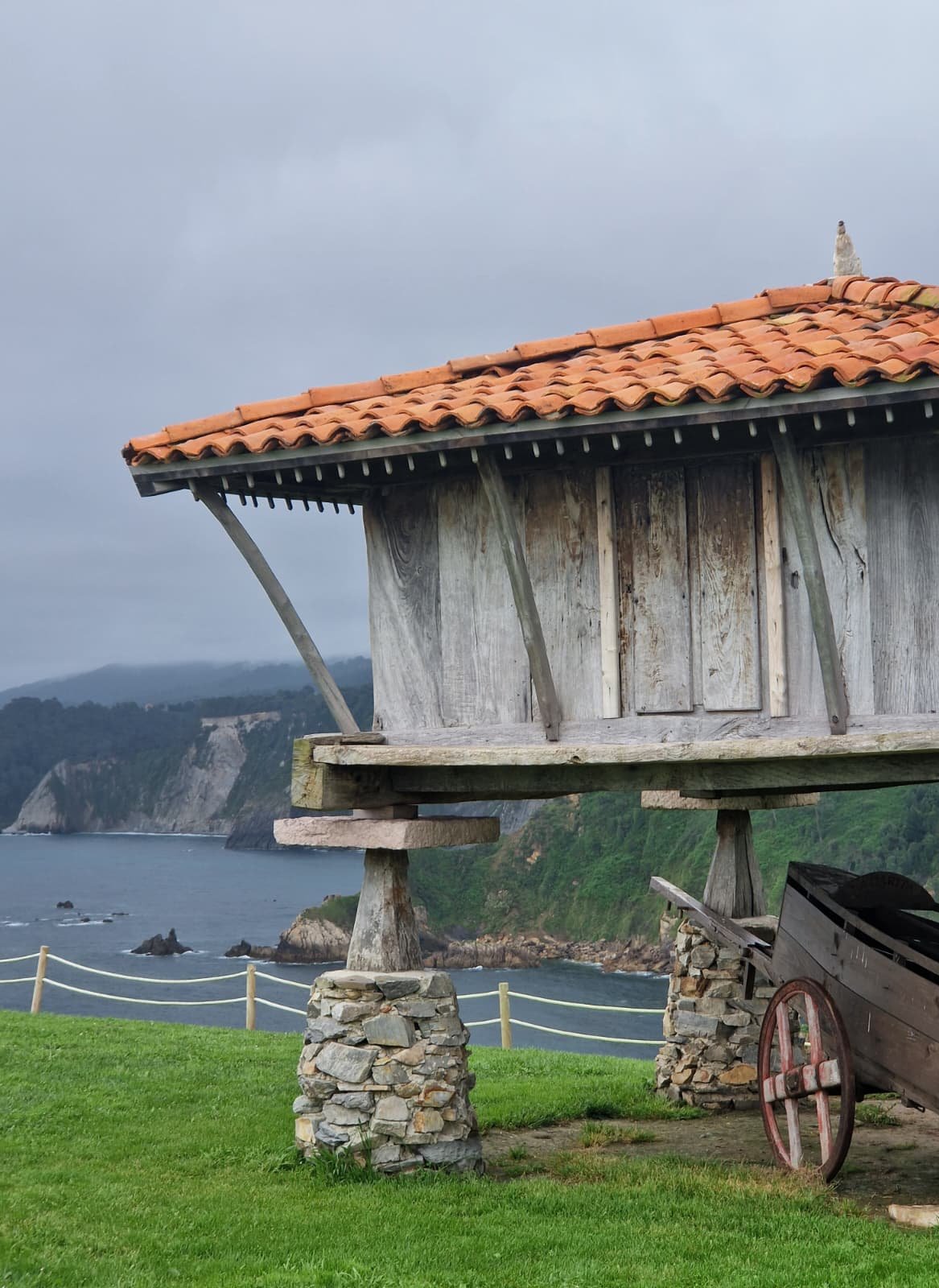 Un hórreo frente al mar en Asturias